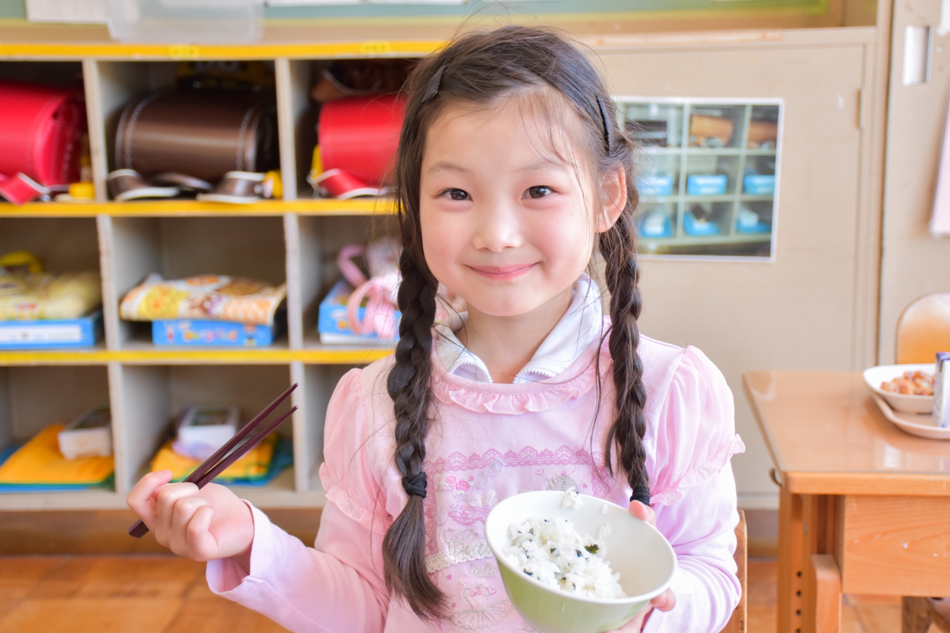 給食を食べる子ども