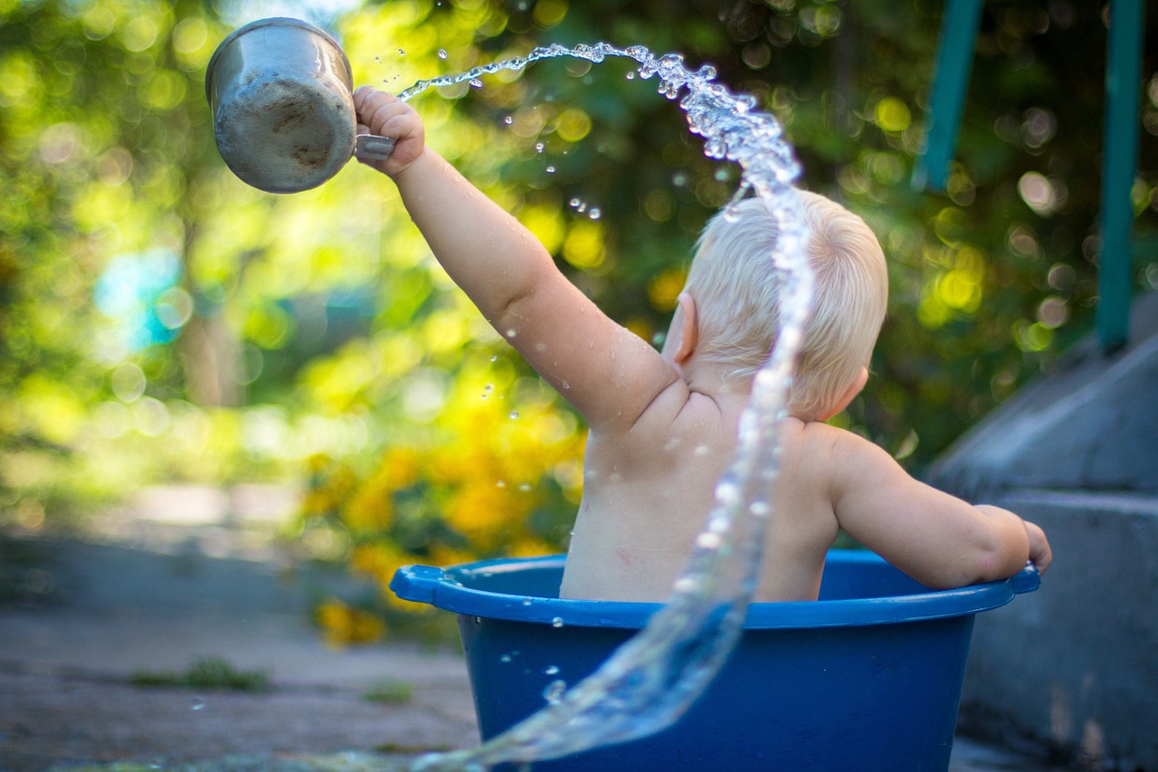 水遊びを楽しむ子ども