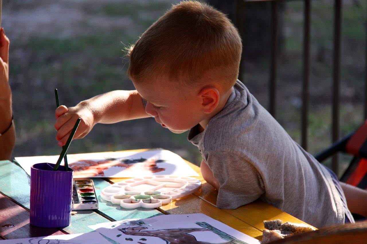 絵の具の筆を洗う子ども