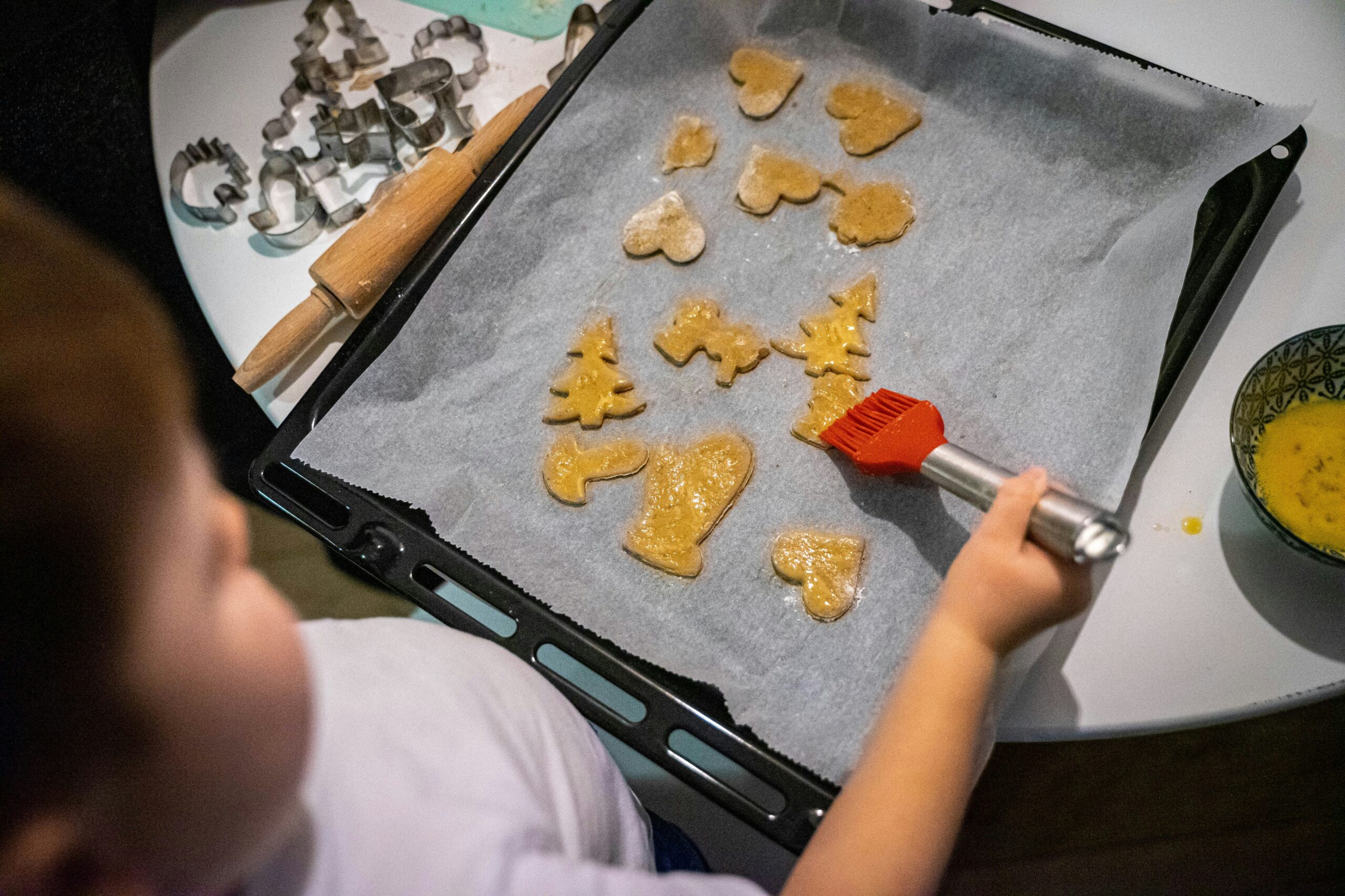 クッキーを作る子ども