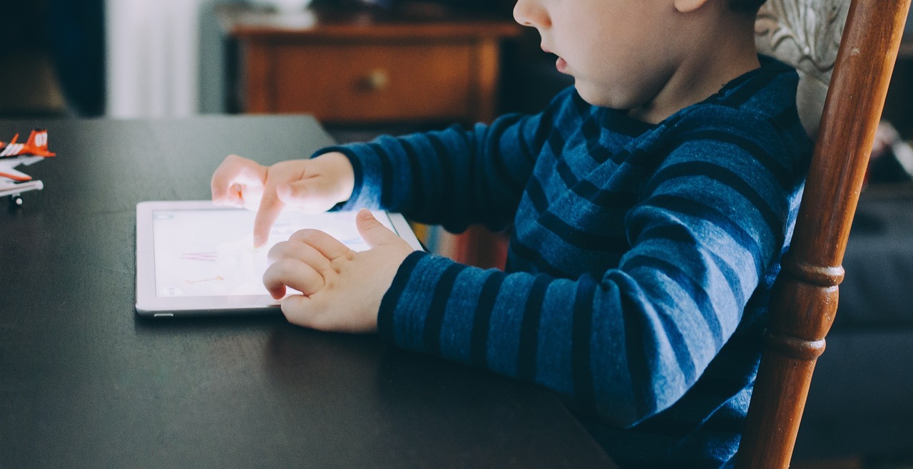 一人でタブレットで遊ぶ子ども