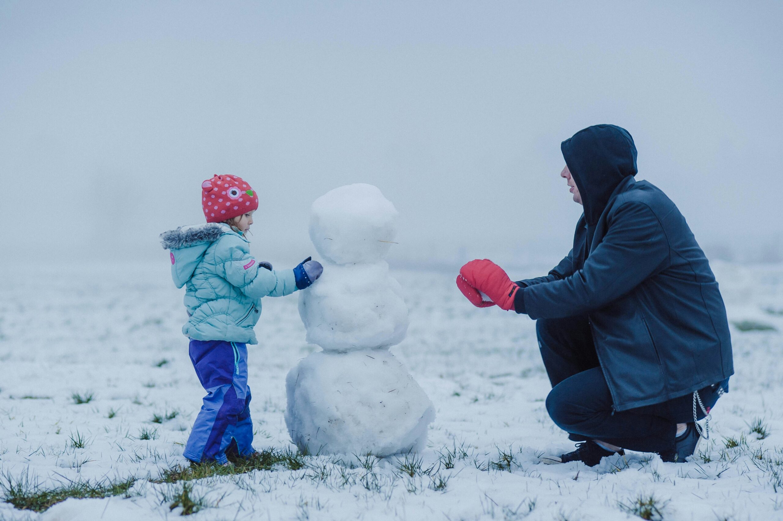 雪だるまを作る親子