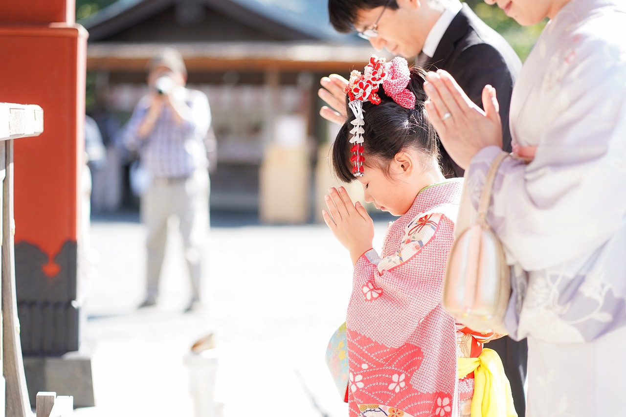 初詣する家族