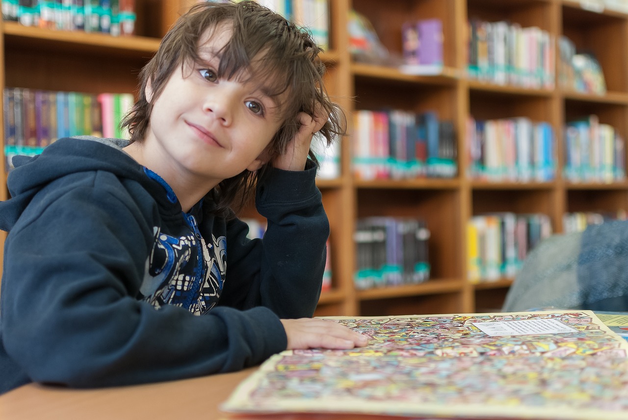 図書館で本を読む子ども